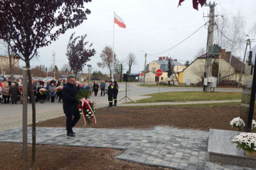 W Miechowie-Charsznicy odsłonięto Pomnik Ofiar Niemieckich Zbrodni